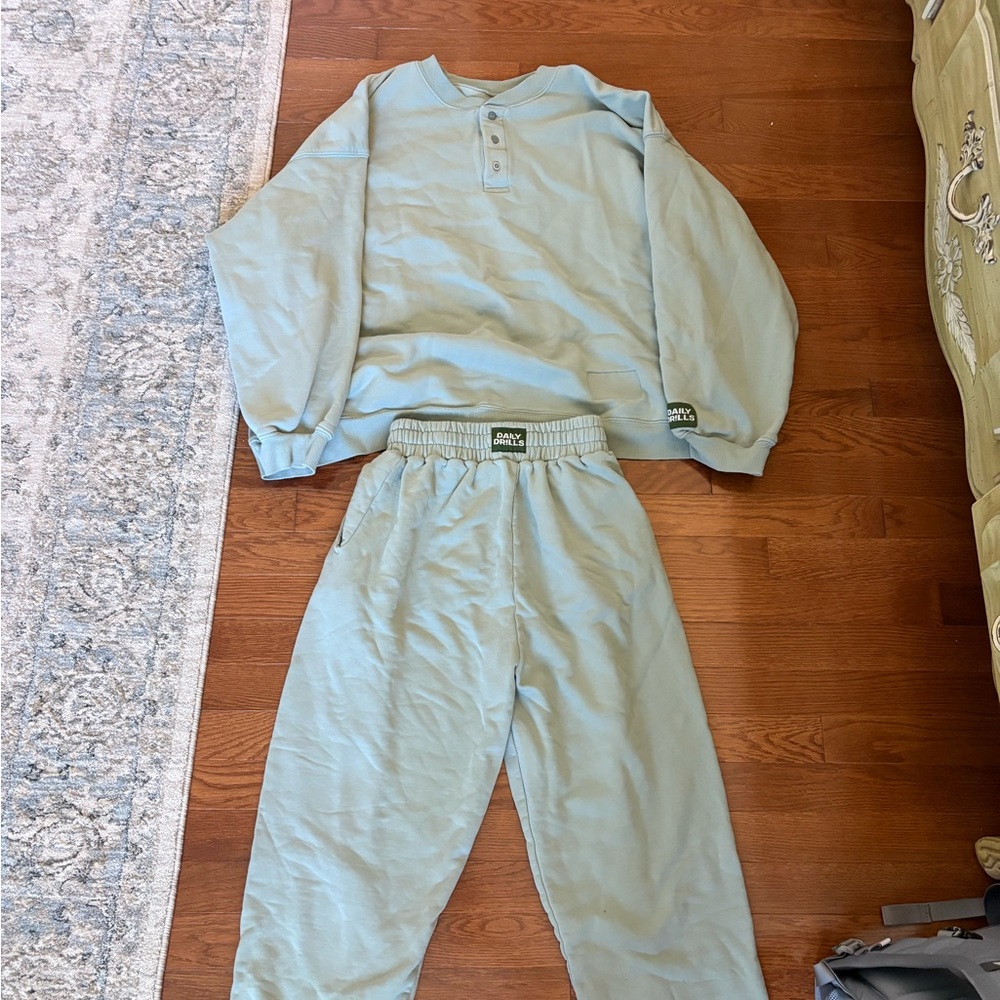 Daily drills green Henley top and jogger set!